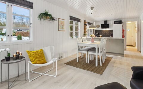 Hubertina - 30Km from the Sea: Meubles, Mobilier De Jardin, Vaisselle, Table, Drinkware, Chaise, Tableau De Plein Air, Aliments, Bouteille
