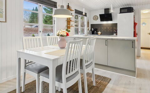 Hubertina - 30Km from the Sea: Meubles, Mobilier De Jardin, Vaisselle, Table, Drinkware, Chaise, Tableau De Plein Air, Aliments, Bouteille