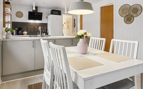 Hubertina - 30Km from the Sea: Meubles, Mobilier De Jardin, Vaisselle, Table, Drinkware, Chaise, Tableau De Plein Air, Aliments, Bouteille