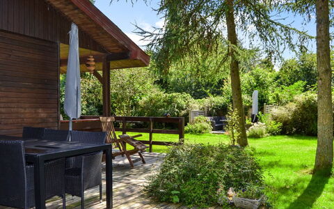 Hubertina - 30Km from the Sea: Bois, Arbuste, Chalet, Jardin, Dur, Ombre, Porche, Tache De Bois, Plate-Forme, Arrière-Cour