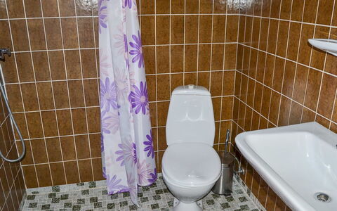 Amara: Salle De Bains, Siège De Toilette, Luminaire Plomberie, Toilette, Sol, Sol, Design Intérieur, Plomberie, Évier, Tuile