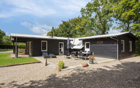 Hedwig - 30Km from the Sea: Meubles, Design Intérieur, Chaise, Sol, Table, Recours, Sol, Plafond, Pièce, Eco Hôtel
