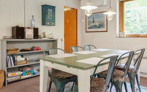 Ismo - 30Km from the Sea: Meubles, Design Intérieur, Bois, Plafond, Chaise, Table, Luminaire, Sol, Table Cuisine Et Salle A Manger, Salle À Manger