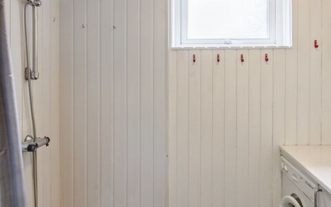 Ismo - 30Km from the Sea: Bois, Sol, Sol, Pièce, Plafond, Tache De Bois, Planche, Dur, Luminaire Plomberie, Peindre