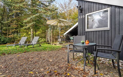 Elisabeta - 28Km from the Sea: Maison, Chalet, Toit, Batiments Jardin, Ombre, Cabanon, Arrière-Cour, Mobilier De Jardin, Cour, Pelouse