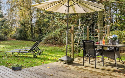 Elisabeta - 28Km from the Sea: Maison, Chalet, Toit, Batiments Jardin, Ombre, Cabanon, Arrière-Cour, Mobilier De Jardin, Cour, Pelouse