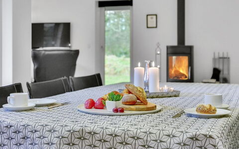 Hekla - 30Km from the Sea: Toit, Maison, Domicile, Chalet, Porte, Siding, Plate-Forme, Porche, Planche, Dur