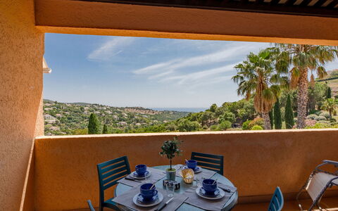 Les Issambres 300: Ciel, Table, Meubles, Propriété, Bâtiment, Plante, Vaisselle, Chaise, Bleu Azur, Design Intérieur