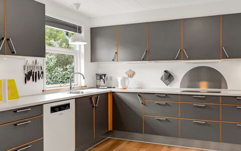 Manderup - 30Km from the Sea: Bois, Sol, Cuisine, Design Intérieur, Cabinetry, Sol, Meubles, Comptoir, Appareil De Cuisine