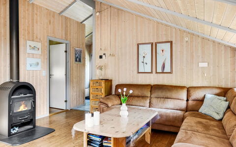 Athislus - 30Km from the Sea: Bois, Plafond, Meubles, Design Intérieur, Domicile, Sol, Pièce, Sol, Chalet, Salon