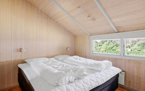 Athislus - 30Km from the Sea: Bois, Dur, Chambre, Plafond, Tache De Bois, Planche, Lit, Cadre De Lit, Literie, Cabane En Rondins