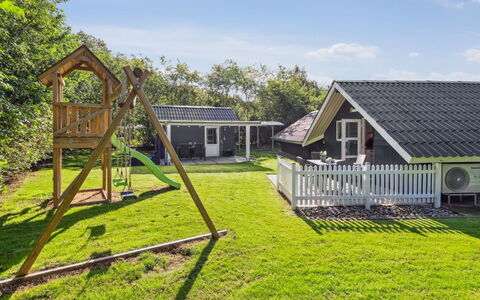 Ines - 25Km from the Sea: Domicile, Chalet, Porche, Dur, Siding, Plate-Forme, Ombre, Planche, Biens, Batiments Jardin