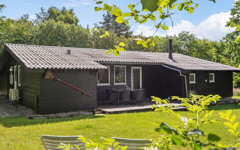 Vitus - 30Km from the Sea: Toit, Maison, Domicile, Chalet, Porte, Siding, Plate-Forme, Porche, Planche, Dur
