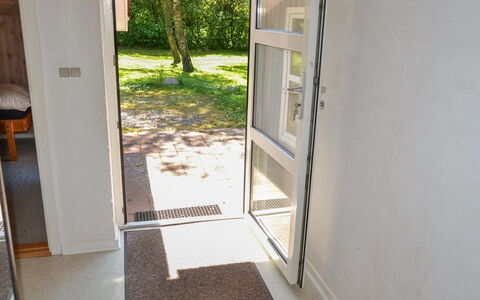 Bosi - 28Km from the Sea: Sol, Bois, Sol, Porte, Accueil Porte, Tache De Bois, Poignée De Porte, Dur, Daylighting