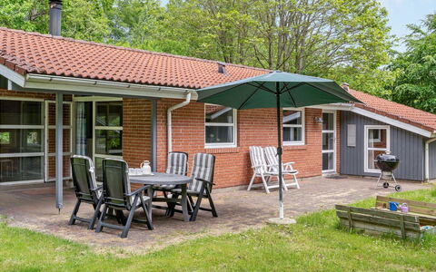 Bosi - 28Km from the Sea: Meubles, Design Intérieur, Sol, Bois, Sol, Plafond, Parquet, Chaise, Table, Éclairage