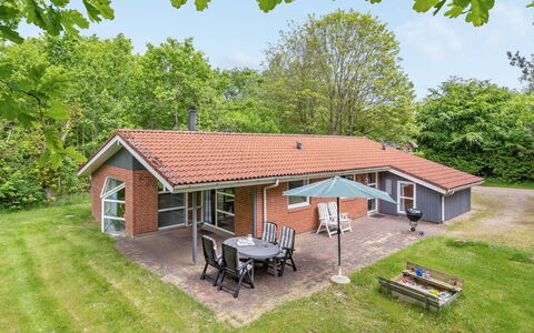 Bosi - 28Km from the Sea: Meubles, Design Intérieur, Sol, Bois, Sol, Plafond, Parquet, Chaise, Table, Éclairage