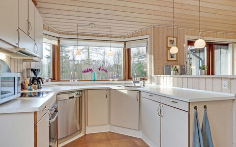 Swarte - 30Km from the Sea: Design Intérieur, Bois, Plafond, Cuisine, Comptoir, Luminaire, Éclairage, Domicile, Cabinetry, Sol