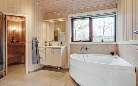 Swarte - 30Km from the Sea: Luminaire Plomberie, Design Intérieur, Bois, Baignoire, Sol, Salle De Bains, Plafond, Sol, Robinet, Plomberie