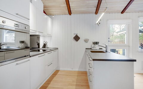 Massie - 30Km from the Sea: Cuisine, Sol, Comptoir, Bois, Appareil De Cuisine, Parquet, Design Intérieur, Plafond, Sol, Principaux Appliance