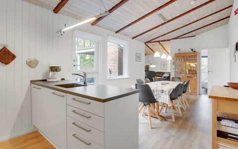 Massie - 30Km from the Sea: Bois, Cuisine, Design Intérieur, Sol, Plafond, Meubles, Comptoir, Sol, Cabinetry, Pièce