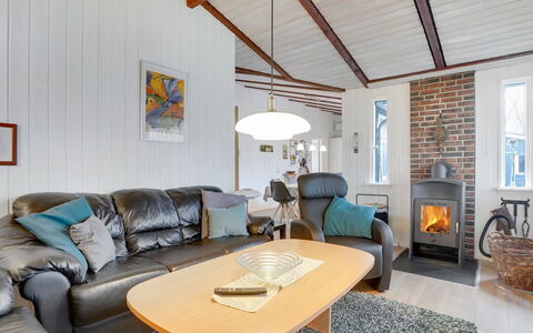 Massie - 30Km from the Sea: Meubles, Bois, Design Intérieur, Plafond, Canapé, Sol, Salon, Sol, Domicile, Pièce