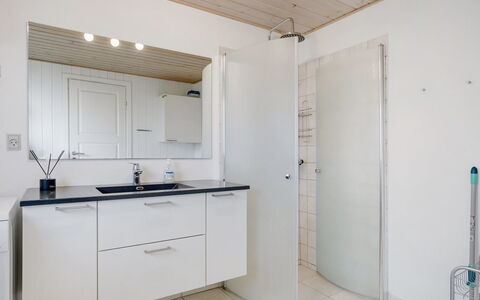 Massie - 30Km from the Sea: Sol, Luminaire Plomberie, Design Intérieur, Sol, Évier, Armoire De Toilette, Plafond, Robinet, Salle De Bains, Plomberie