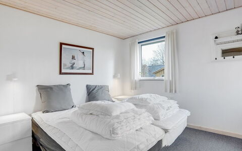 Massie - 30Km from the Sea: Chambre, Bois, Lit, Domicile, Drap De Lit, Literie, Plafond, Design Intérieur, Meubles, Cadre De Lit