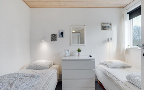 Massie - 30Km from the Sea: Chambre, Design Intérieur, Plafond, Lit, Sol, Meubles, Sol, Pièce, Literie, Éclairage