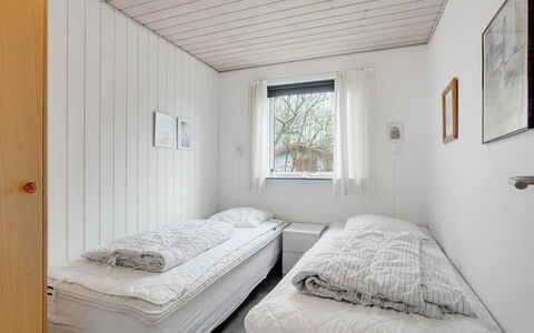 Massie - 30Km from the Sea: Chambre, Lit, Mur, Bois, Literie, Drap De Lit, Plafond, Design Intérieur, Sol, Cadre De Lit