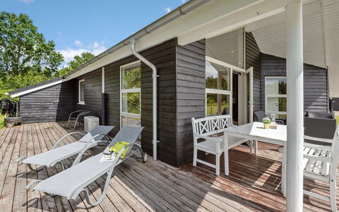 Estrid - 30Km from the Sea: Toit, Maison, Domicile, Chalet, Porte, Siding, Plate-Forme, Porche, Planche, Dur