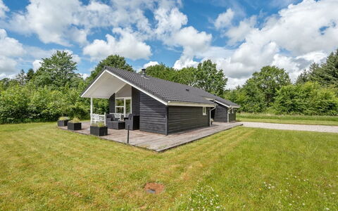 Estrid - 30Km from the Sea: Toit, Maison, Domicile, Chalet, Porte, Siding, Plate-Forme, Porche, Planche, Dur