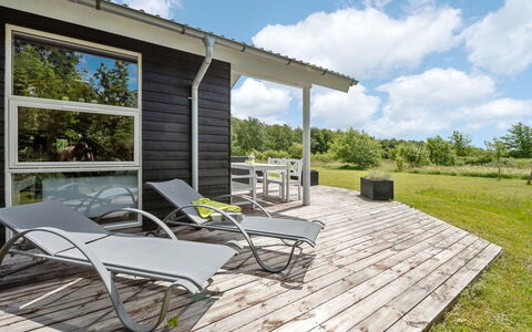 Estrid - 30Km from the Sea: Toit, Maison, Domicile, Chalet, Porte, Siding, Plate-Forme, Porche, Planche, Dur