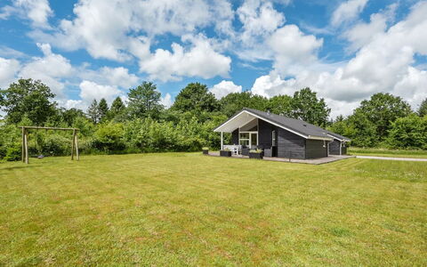 Estrid - 30Km from the Sea: Toit, Maison, Domicile, Chalet, Porte, Siding, Plate-Forme, Porche, Planche, Dur