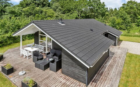 Estrid - 30Km from the Sea: Toit, Maison, Domicile, Chalet, Porte, Siding, Plate-Forme, Porche, Planche, Dur