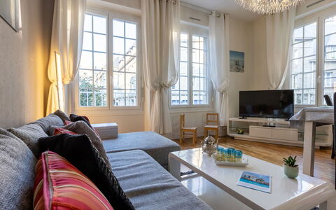 Puits aux Braies: Canapé, Meubles, Propriété, Table, Cadre, Fenêtre, Bleu Azur, Design Intérieur, Éclairage, Confort
