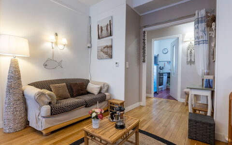 Lancette: Bâtiment, Fenêtre, Confort, Bois, Télévision, Salon, Design Intérieur, Maison, Canapé, Sol