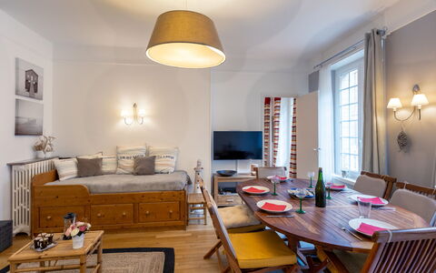 Lancette: Bâtiment, Fenêtre, Confort, Bois, Télévision, Salon, Design Intérieur, Maison, Canapé, Sol