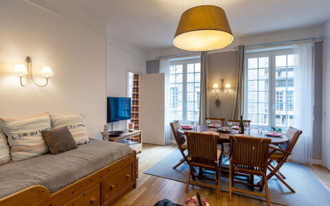 Lancette: Canapé, Meubles, Propriété, Table, Cadre, Fenêtre, Bleu Azur, Design Intérieur, Éclairage, Confort