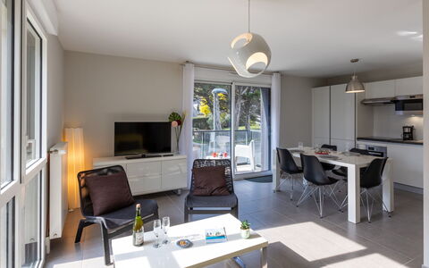 Les Cyprès: Bâtiment, Fenêtre, Confort, Bois, Télévision, Salon, Design Intérieur, Maison, Canapé, Sol