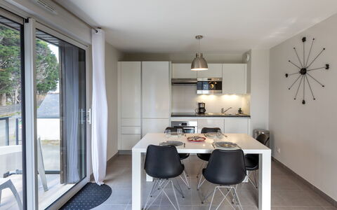 Les Cyprès: Bâtiment, Fenêtre, Confort, Bois, Télévision, Salon, Design Intérieur, Maison, Canapé, Sol
