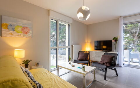 Les Cyprès: Bâtiment, Fenêtre, Confort, Bois, Télévision, Salon, Design Intérieur, Maison, Canapé, Sol
