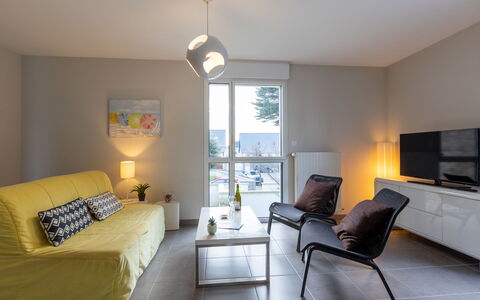 Les Cyprès: Bâtiment, Fenêtre, Confort, Bois, Télévision, Salon, Design Intérieur, Maison, Canapé, Sol