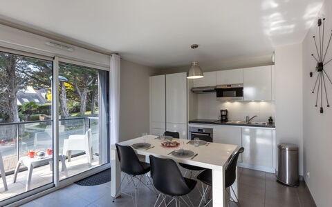 Les Cyprès: Bâtiment, Fenêtre, Confort, Bois, Télévision, Salon, Design Intérieur, Maison, Canapé, Sol
