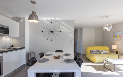 Les Cyprès: Bâtiment, Fenêtre, Confort, Bois, Télévision, Salon, Design Intérieur, Maison, Canapé, Sol