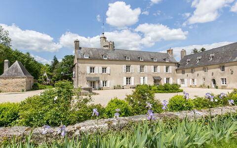 Penguilly: Ciel, Plante, Nuage, Bâtiment, Fenêtre, Arbre, Herbe, Maison, Paysage, Terrestre Des Plantes