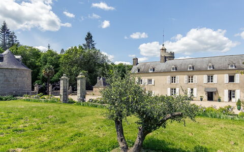 Penguilly: Nuage, Plante, Ciel, Fenêtre, Bâtiment, Lot Terre, Arbre, Végétation, Paysage Naturel, Herbe