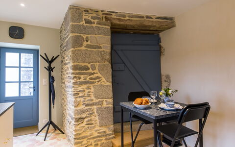 Zenaïde: Bâtiment, Fenêtre, Confort, Bois, Télévision, Salon, Design Intérieur, Maison, Canapé, Sol