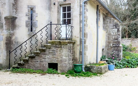 Zenaïde: Bâtiment, Fenêtre, Confort, Bois, Télévision, Salon, Design Intérieur, Maison, Canapé, Sol