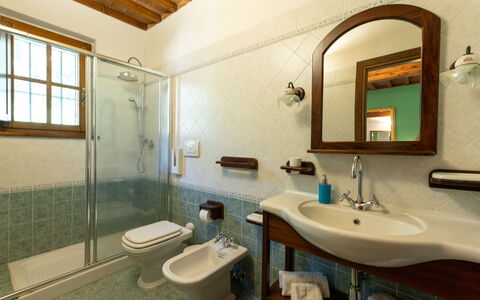 Massa Marittima 630: Miroir, Luminaire Plomberie, Évier, Robinet, Propriété, Fenêtre, Lavabo, Salle De Bains, Violet, Design Intérieur