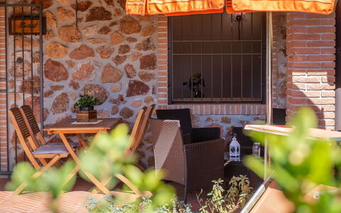 Massa Marittima 630: Plante, Propriété, Meubles, Bois, Bâtiment, Fenêtre, Ombre, Chaise, Design Intérieur, Chalet